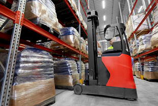 仓库中的电动叉车作业