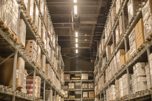 大型仓库内的货架存储场景