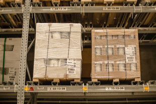 仓库中的大型货物托盘