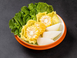 碗中美味蛋饺与蔬菜组合