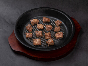 煎锅中的美味肉块