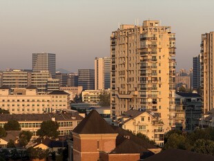 城市黄昏中的高楼景观
