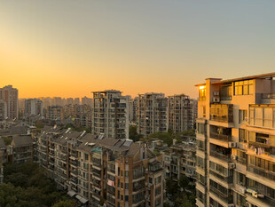夕阳下的城市住宅区景观