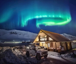 极光下的小屋