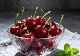 玻璃碗中的红樱桃