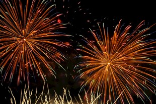 夜空中绚烂的烟花绽放