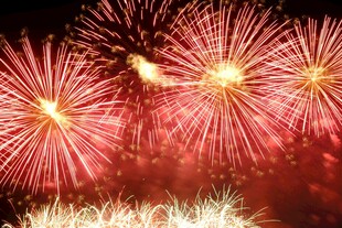 绚丽烟花绽放夜空