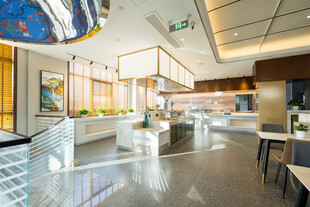 现代明亮的办公休息区空间