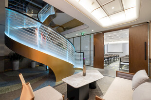 现代室内旋转楼梯优雅空间