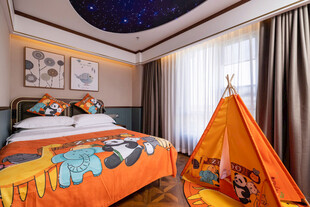 儿童房内的温馨玩乐空间