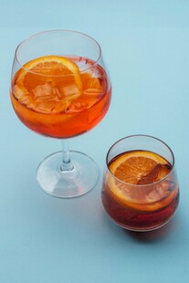 两杯橙味鸡尾酒