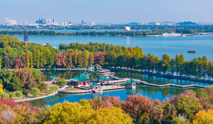 秋日湖畔多彩风光