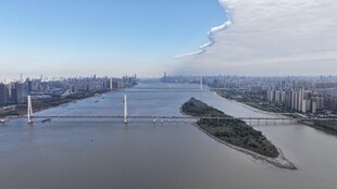 城市江畔风光鸟瞰图