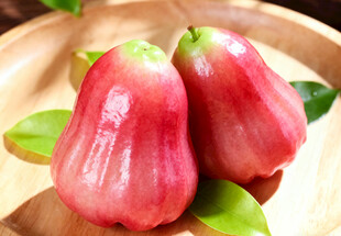 莲雾果摆放在木盘上