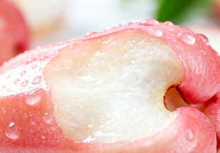 咬了一口的莲雾