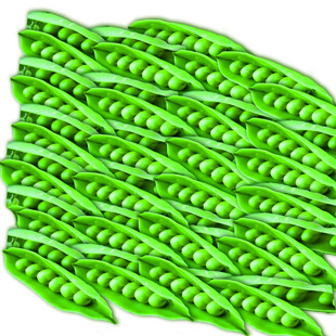 新鲜翠绿的豌豆堆叠展示