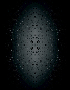 水滴覆盖的深色背景画面
