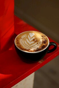 红色台面上的拉花咖啡