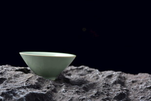 玉碗置于嶙峋岩石之上