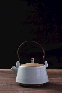 素雅白瓷提梁茶壶