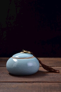 浅蓝色精致陶瓷香盒