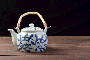 蓝白青花瓷提梁茶壶