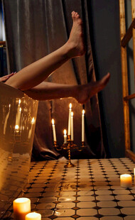 瑜伽者于烛光中优雅伸展