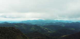 山峦云海间的壮美风光