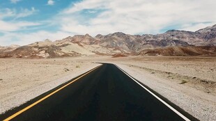 荒漠中的笔直公路