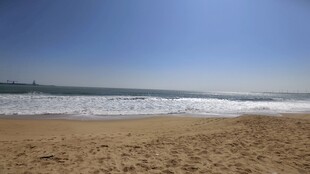 美丽海滩海浪轻拍沙滩