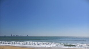 蔚蓝海岸海浪轻拍沙滩