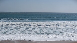 海边海浪翻涌的美丽景象