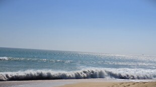 海边海浪与蓝天美景