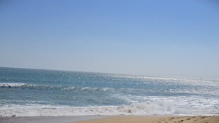 海边美景海浪轻拍沙滩