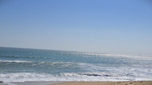 海边美景海浪轻拍沙滩