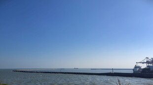 广阔蓝天与宁静水域景观