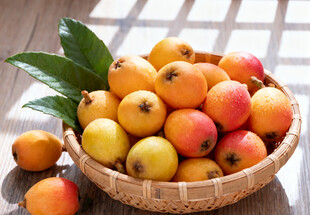 竹篮中的枇杷水果