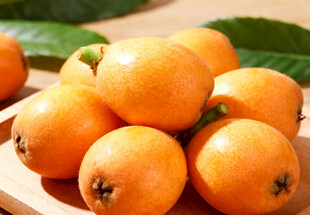 枇杷堆叠在木盘上