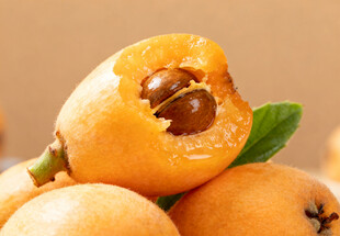 咬了一口的枇杷