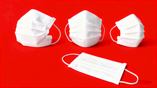 四枚白色医用口罩展示