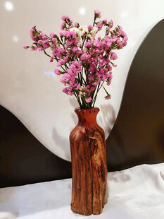 木质花瓶插满粉色花卉