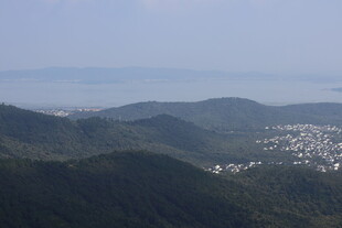 山峦间的城镇风光