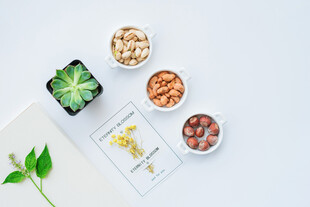 多样坚果与绿植的清新组合