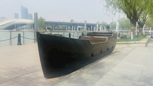 岸边古朴木船静立