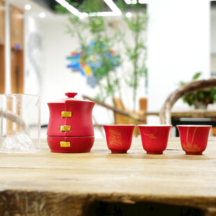 中式红瓷茶具摆放在木桌