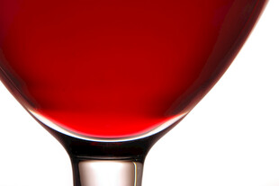 高脚杯中的红葡萄酒