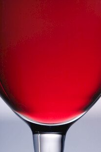 高脚杯中的红色液体