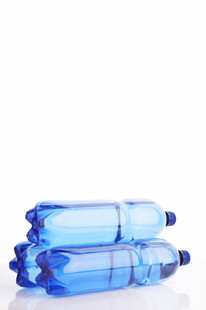 蓝色塑料瓶堆叠