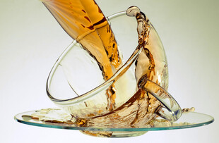 红酒倾洒于杯碟瞬间