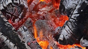 炽热炭火显燃烧之美